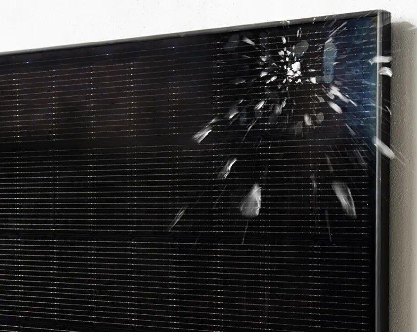 Test d'impatto su un modulo fotovoltaico: il vetro resiste al colpo